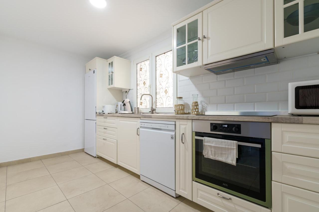 Chic Beachfront Flat With Amazing Sea Views And Private Indoor Parking Benalmadena Exterior photo