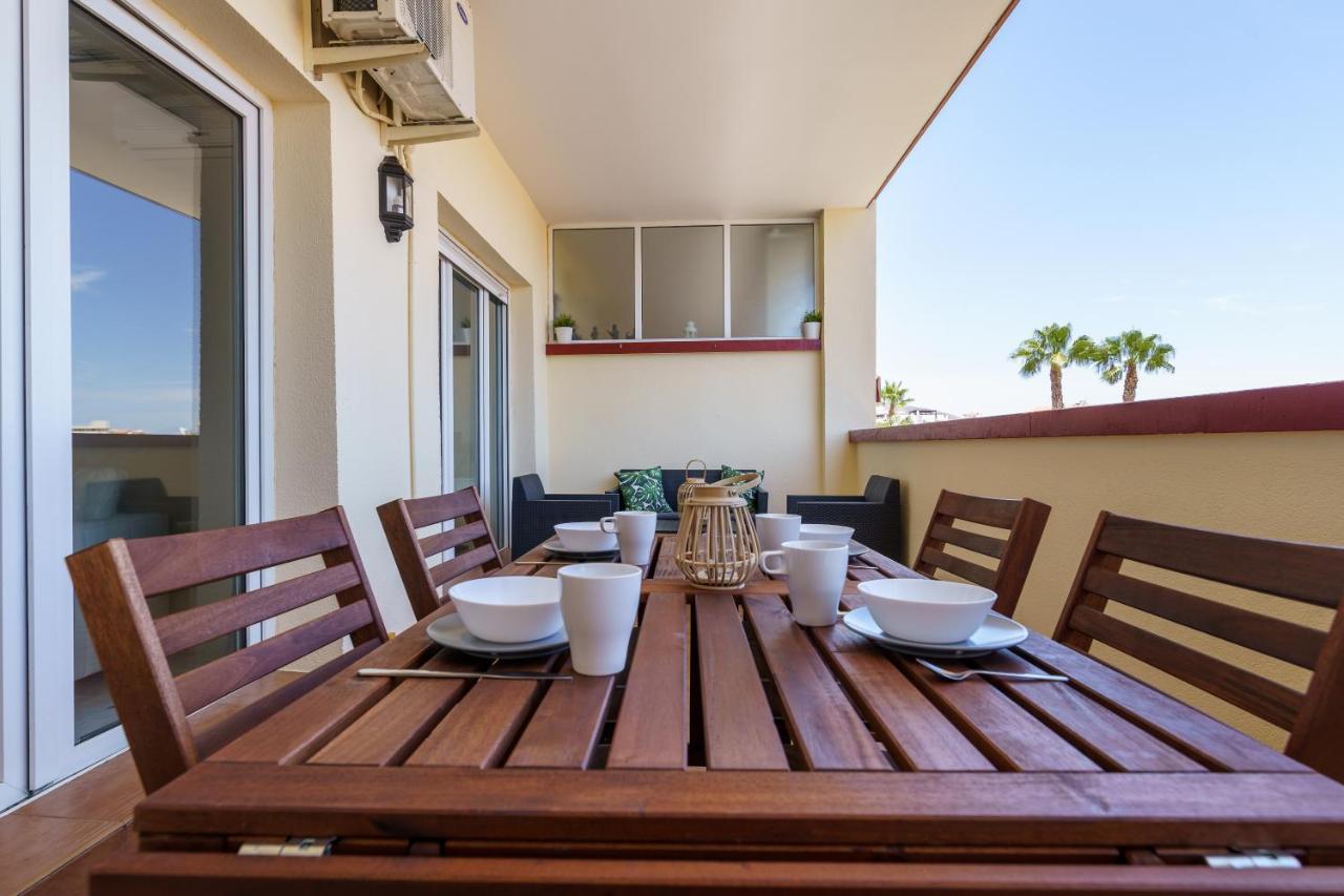 Chic Beachfront Flat With Amazing Sea Views And Private Indoor Parking Benalmadena Exterior photo