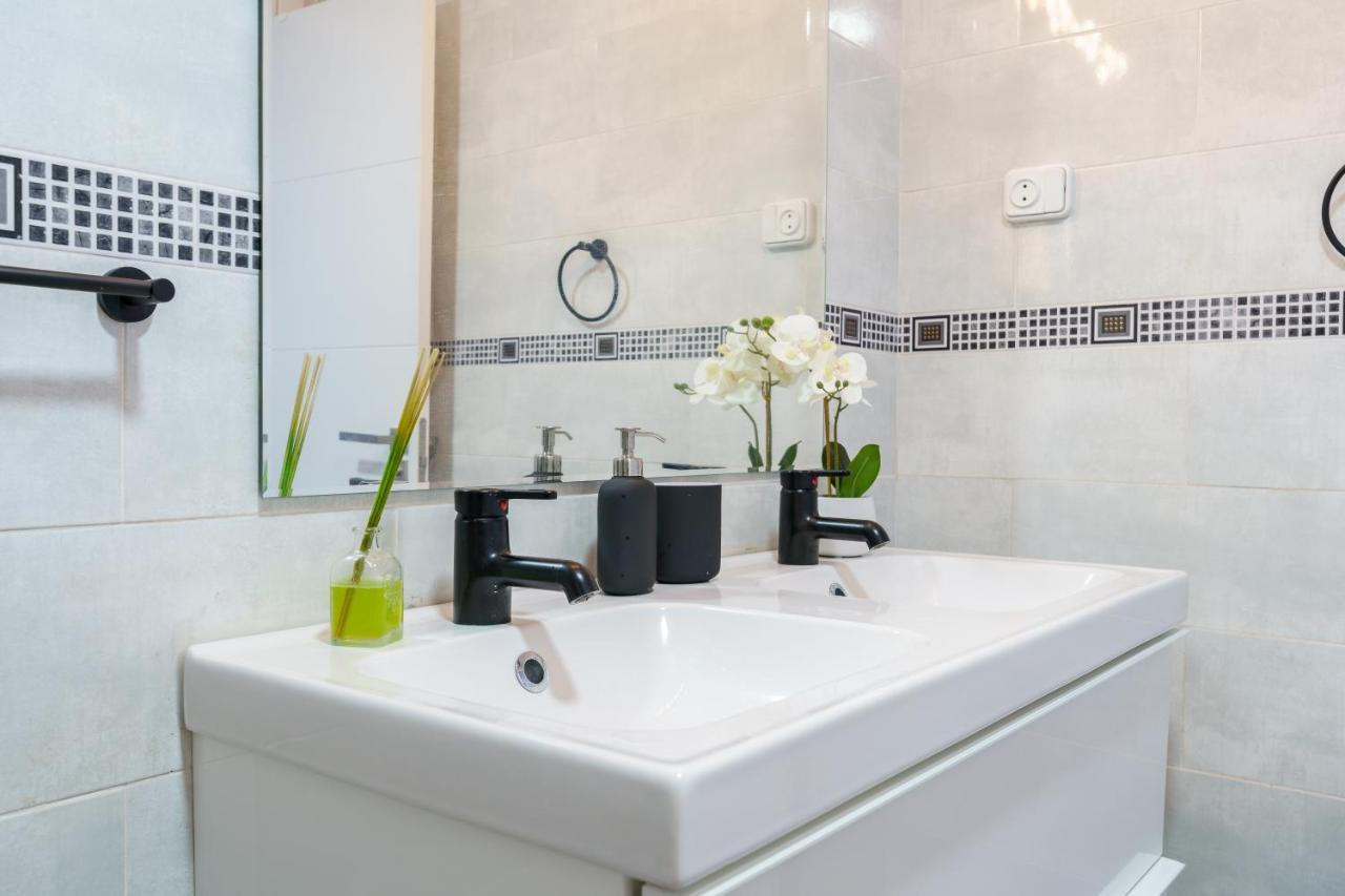 Chic Beachfront Flat With Amazing Sea Views And Private Indoor Parking Benalmadena Exterior photo